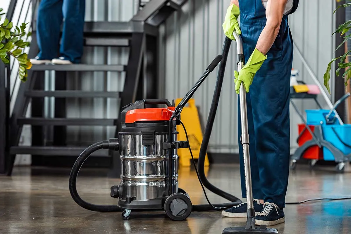 ¿Qué máquinas se utilizan en la limpieza industrial? 2 Máquinas que se utilizan en limpieza industrial: aspiradora