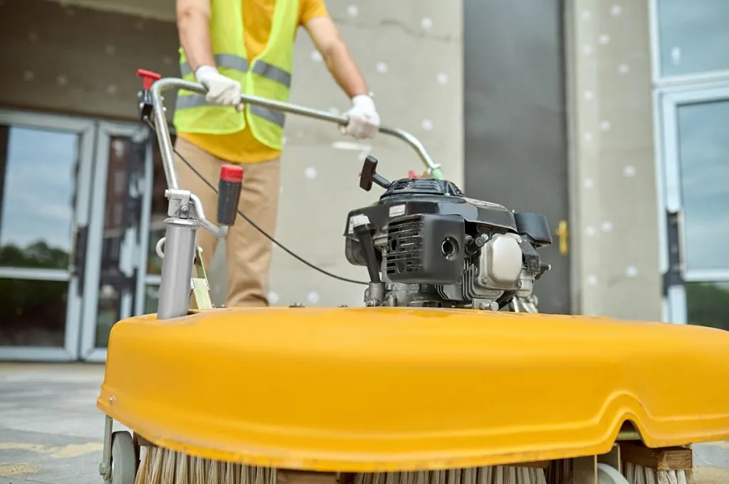 ¿Qué máquinas se utilizan en la limpieza industrial? 3 Máquinas que se utilizan en limpieza industrial: barredora