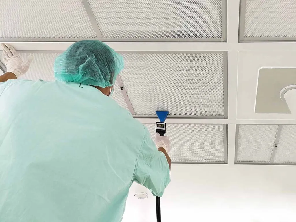 ¿Cuál es el protocolo para limpiar salas blancas? 2 Limpieza de techos de sala blanca siguiendo el protocolo