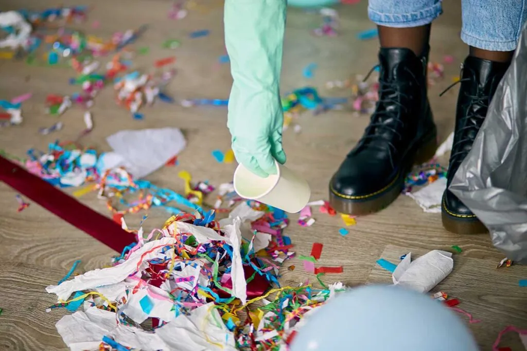 Consejos para limpiar después de una fiesta 2 Limpiando tras fiesta con equipo especializado