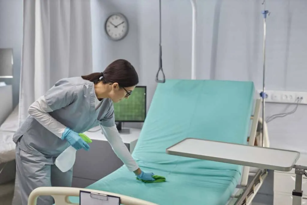 ¿Cómo afecta el calor a la higiene y limpieza en hospitales? 2 Limpieza y desinfección de hospitales en verano