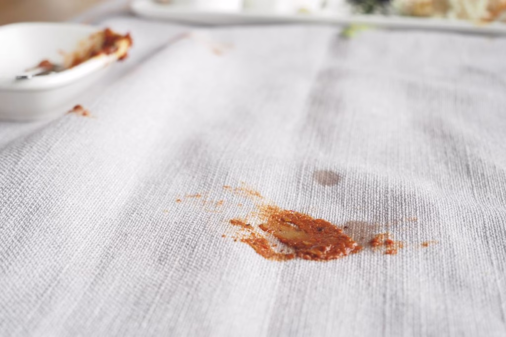 Limpieza después de las fiestas: guía para recuperar el orden en casa 2 Tratamiento de Textiles y Manchas Rebeldes. Limpieza y desinfección tras las navidades.