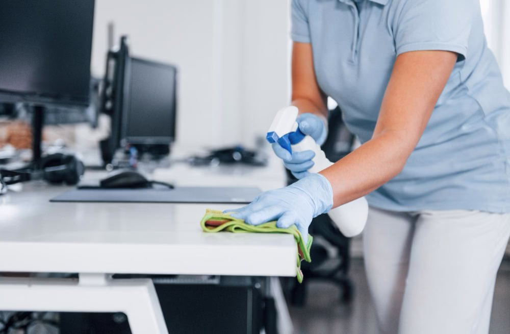 Cuándo es necesaria una desinfección profesional: guía completa para oficinas y comunidades 2 Desinfección profesional vs. limpieza rutinaria: La comparativa